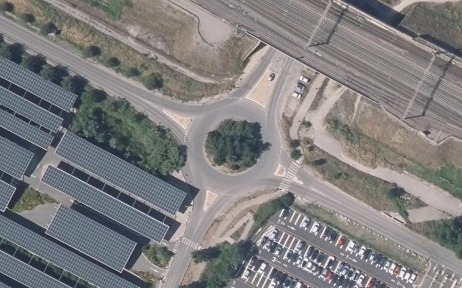 Vue aérienne du Rond-point anonyme n°80507932
