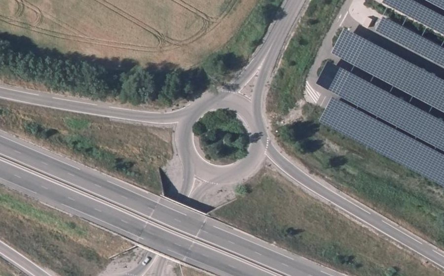 Vue aérienne du Rond-point anonyme n°80507933