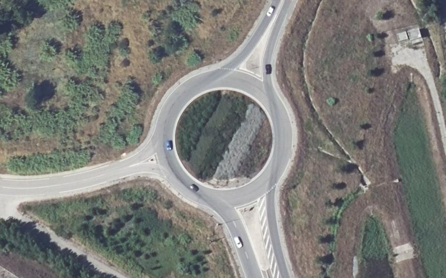 Vue aérienne du Rond-point anonyme n°80507947