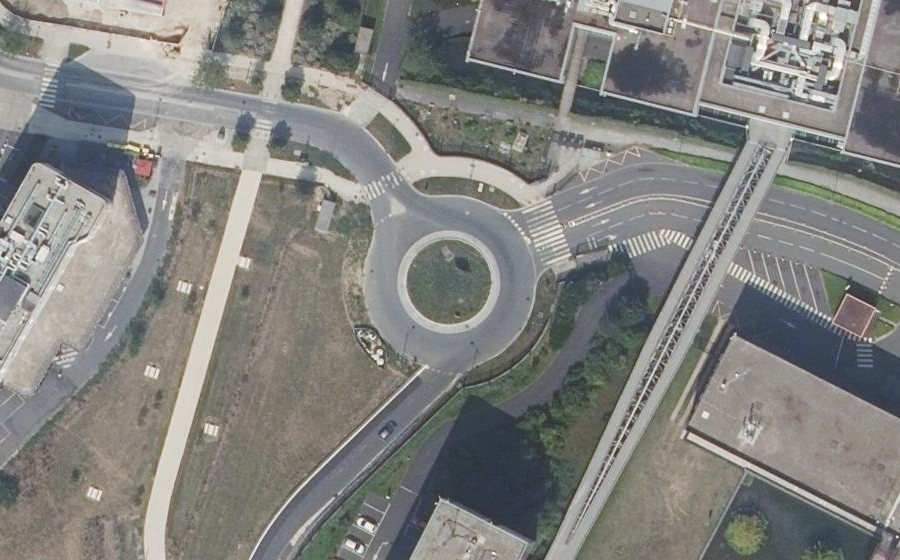 Vue aérienne du Rond-point anonyme n°80572521