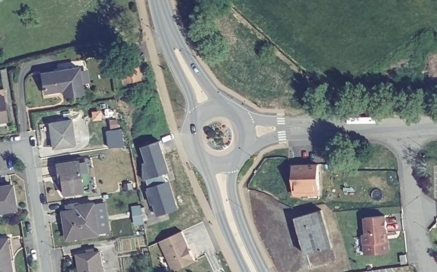 Vue aérienne du Rond-point anonyme n°805807331