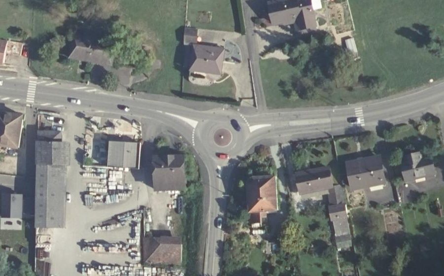 Vue aérienne du Rond-point anonyme n°80593726