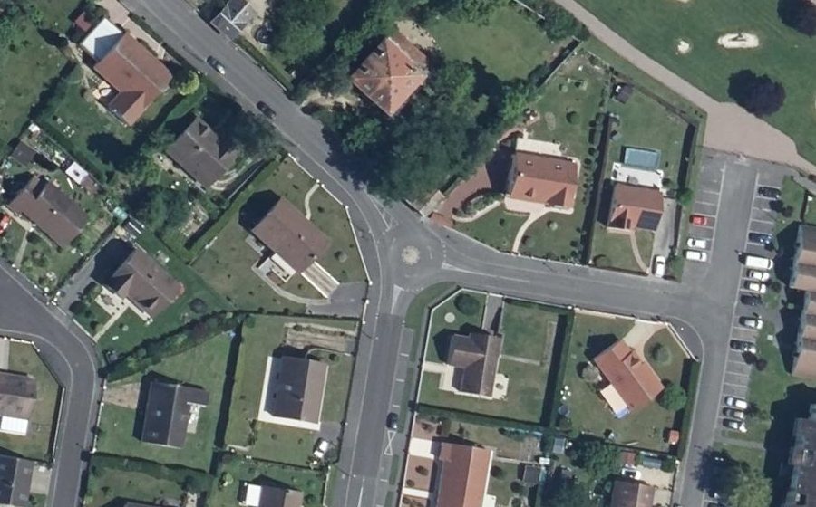 Vue aérienne du Rond-point anonyme n°806068627