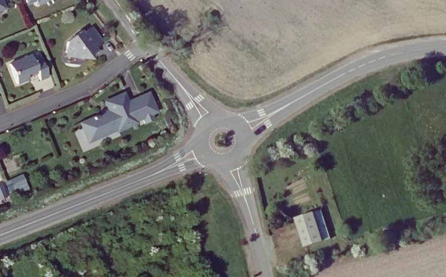 Vue aérienne du Rond-point anonyme n°806391936