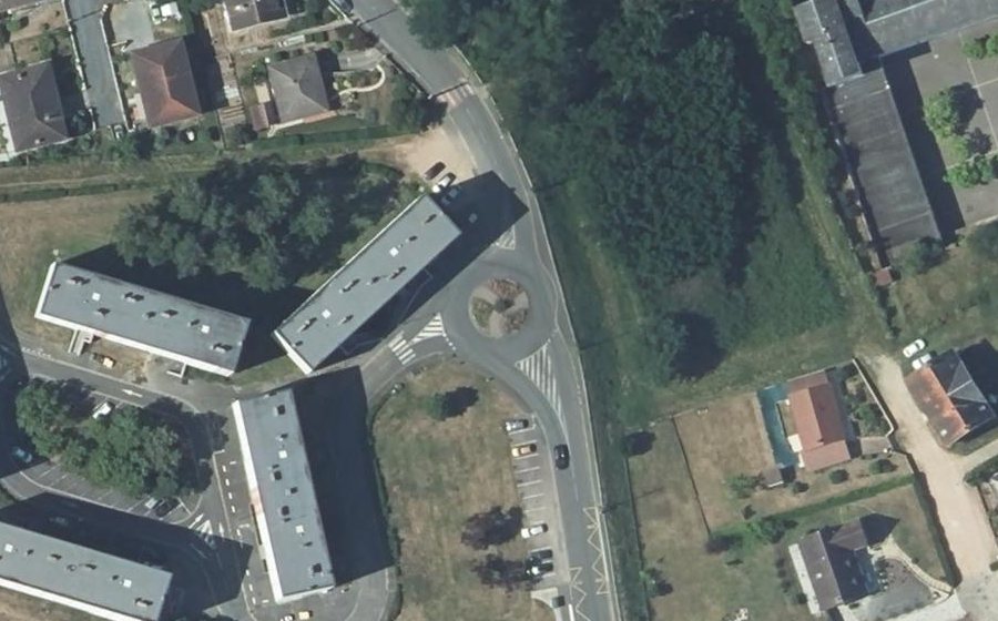 Vue aérienne du Rond-point anonyme n°80666358