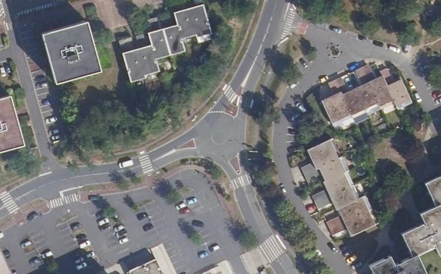 Vue aérienne du Rond-point anonyme n°806770451