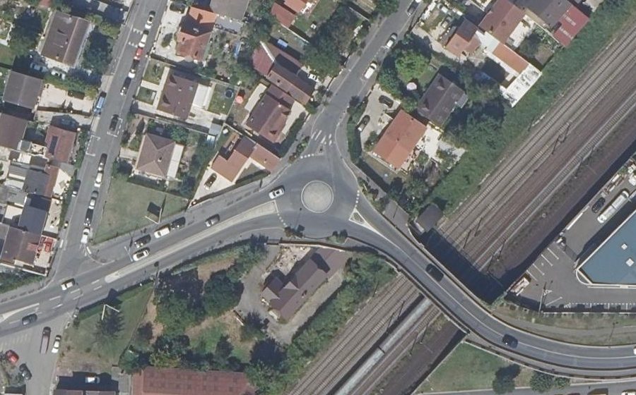 Vue aérienne du Rond-point anonyme n°80692103