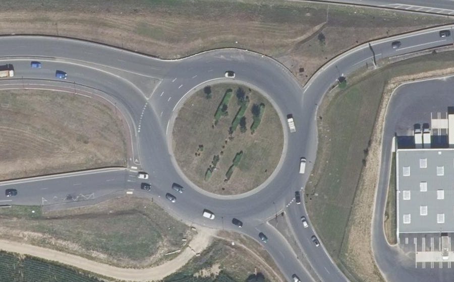 Vue aérienne du Rond-point anonyme n°80693280