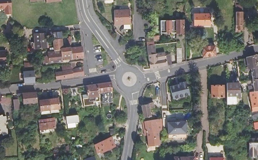 Vue aérienne du Rond-point anonyme n°80699620