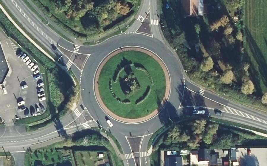 Vue aérienne du Rond-point anonyme n°80703712