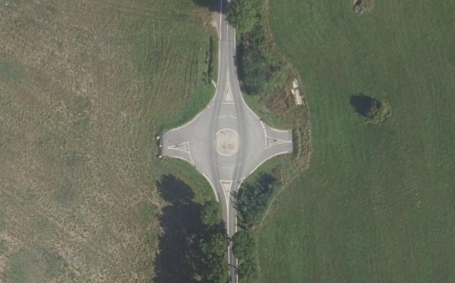Vue aérienne du Rond-point anonyme n°807123730