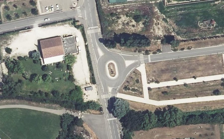 Vue aérienne du Rond-point anonyme n°807214437