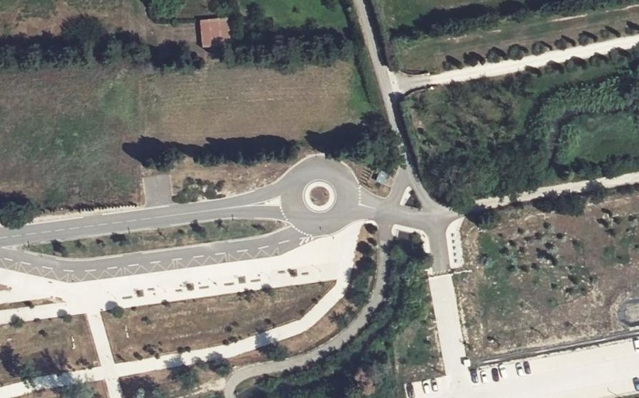 Vue aérienne du Rond-point anonyme n°807215784