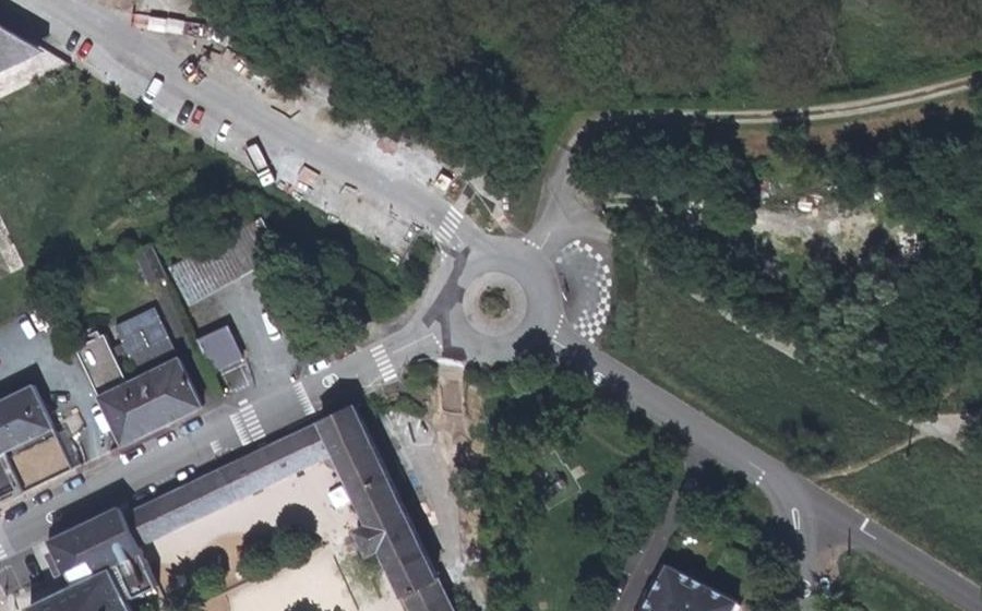 Vue aérienne du Rond-point anonyme n°80723908
