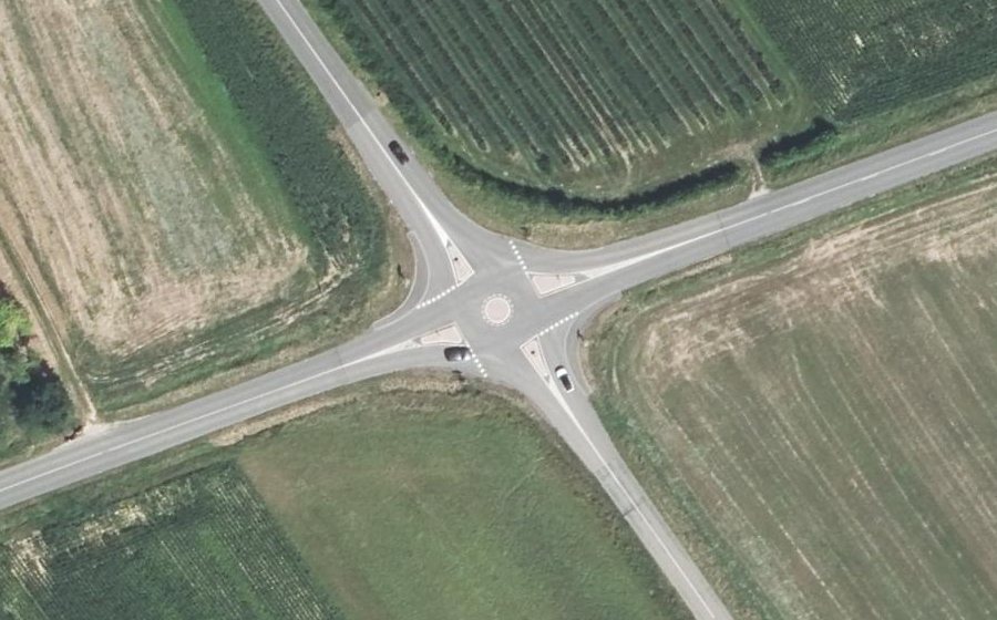 Vue aérienne du Rond-point anonyme n°807272529