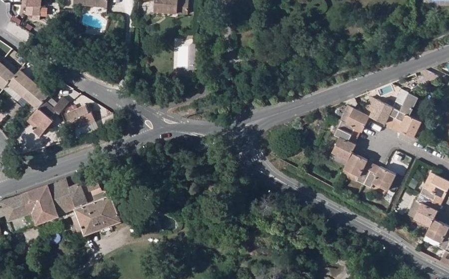 Vue aérienne du Rond-point anonyme n°807275504
