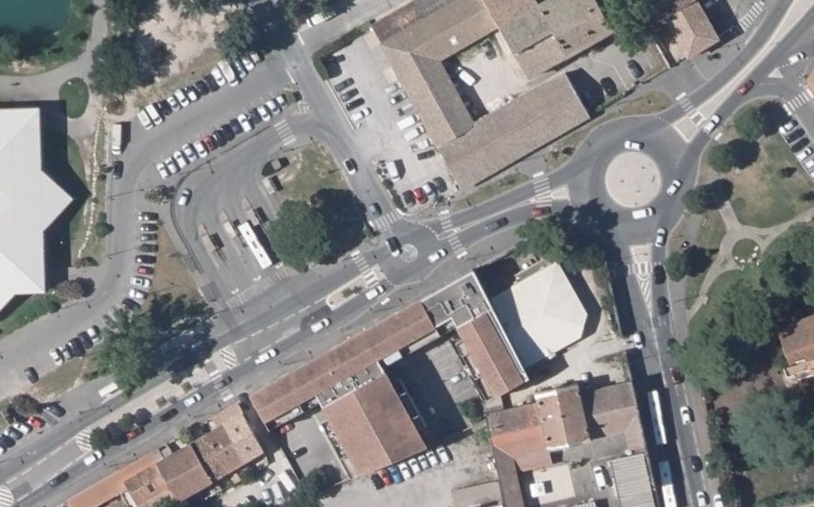 Vue aérienne du Rond-point anonyme n°807275523