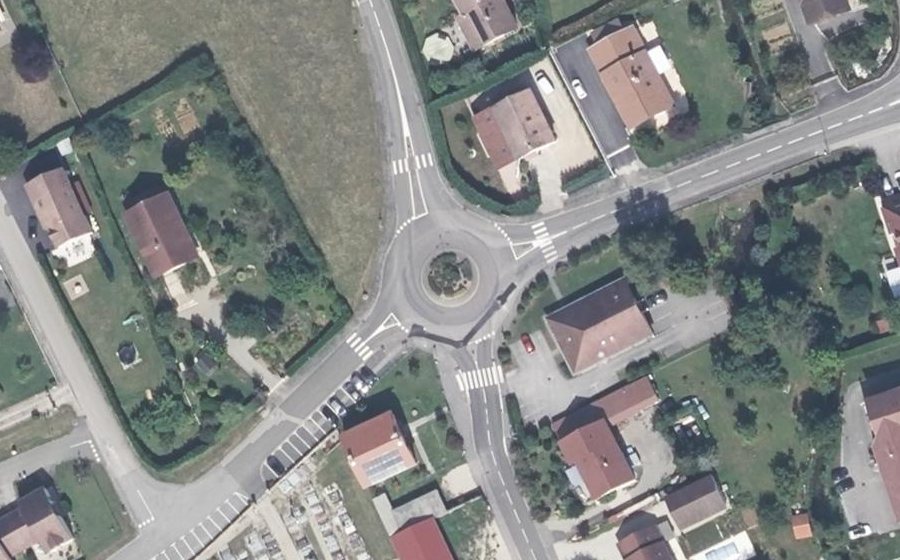 Vue aérienne du Rond-point anonyme n°80728948