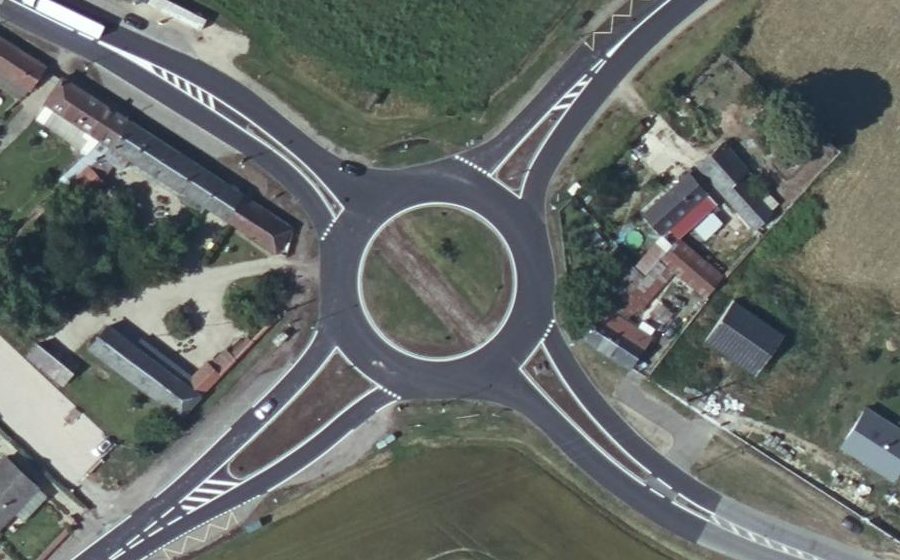 Vue aérienne du Rond-point anonyme n°80735400