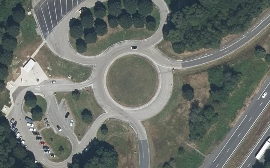 Vue aérienne du Rond-point anonyme n°80736664