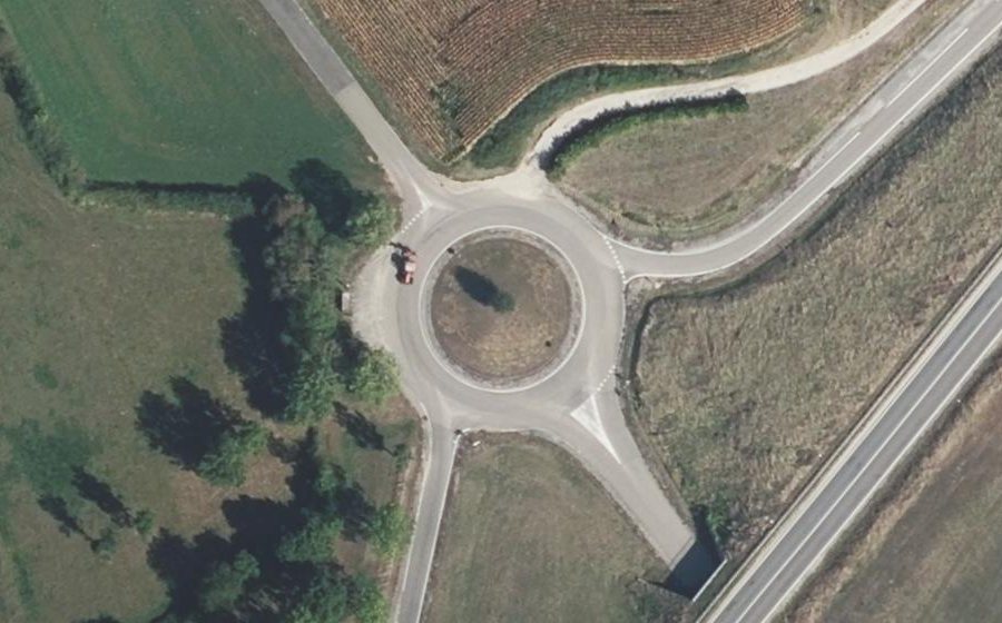 Vue aérienne du Rond-point anonyme n°80736673