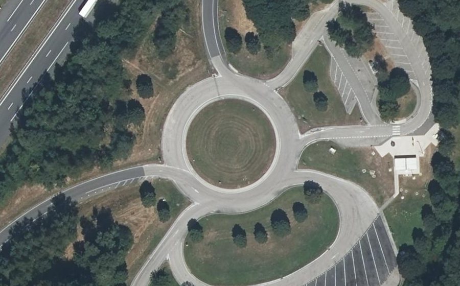 Vue aérienne du Rond-point anonyme n°80736684