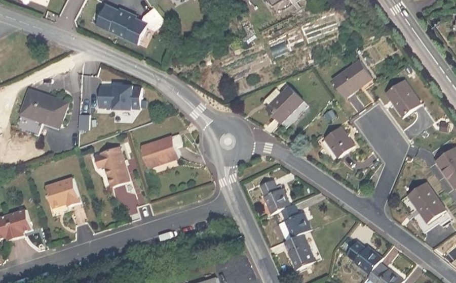 Vue aérienne du Rond-point anonyme n°80747067