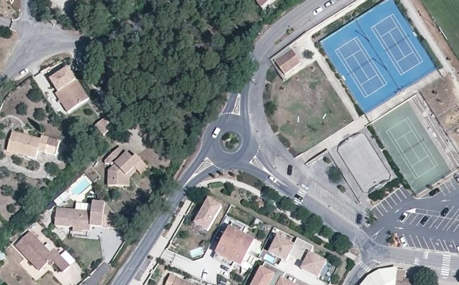 Vue aérienne du Rond-point anonyme n°80777373