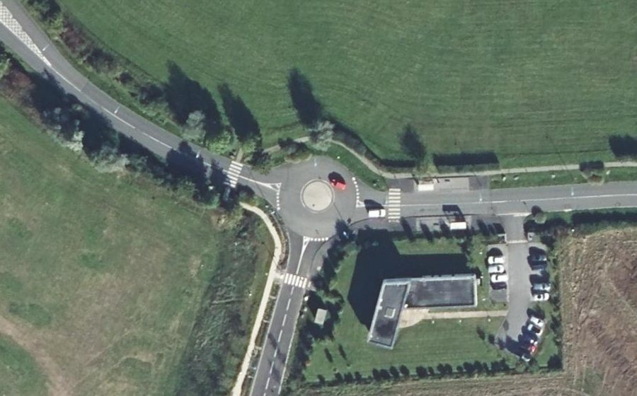 Vue aérienne du Rond-point anonyme n°807876727