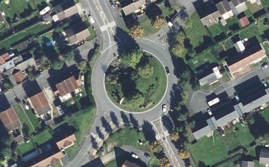 Vue aérienne du Rond-point anonyme n°80788420