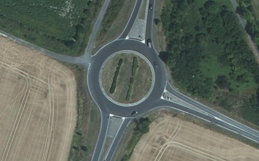 Vue aérienne du Rond-point anonyme n°80798129