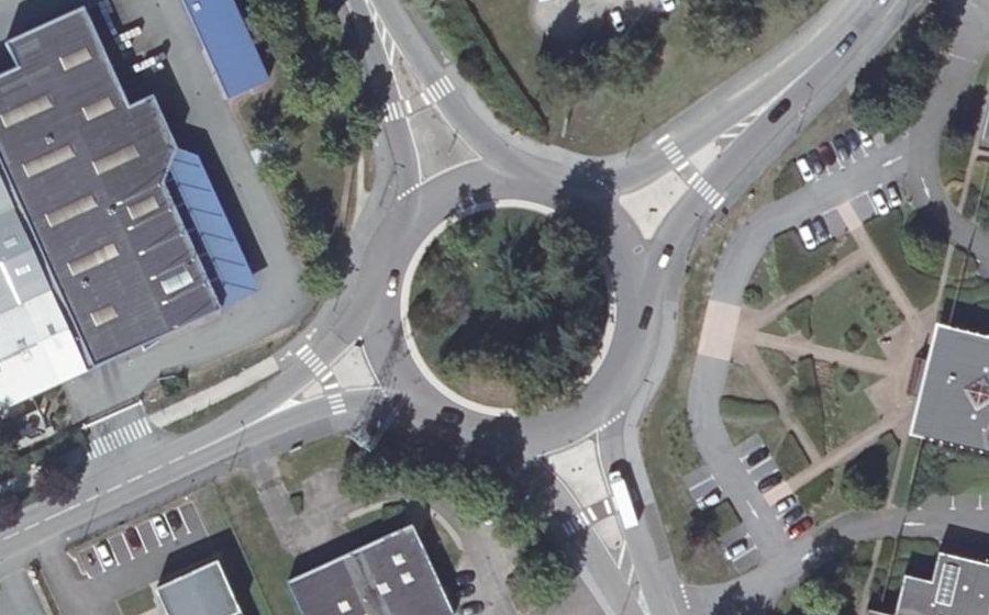 Vue aérienne du Rond-point anonyme n°80813861