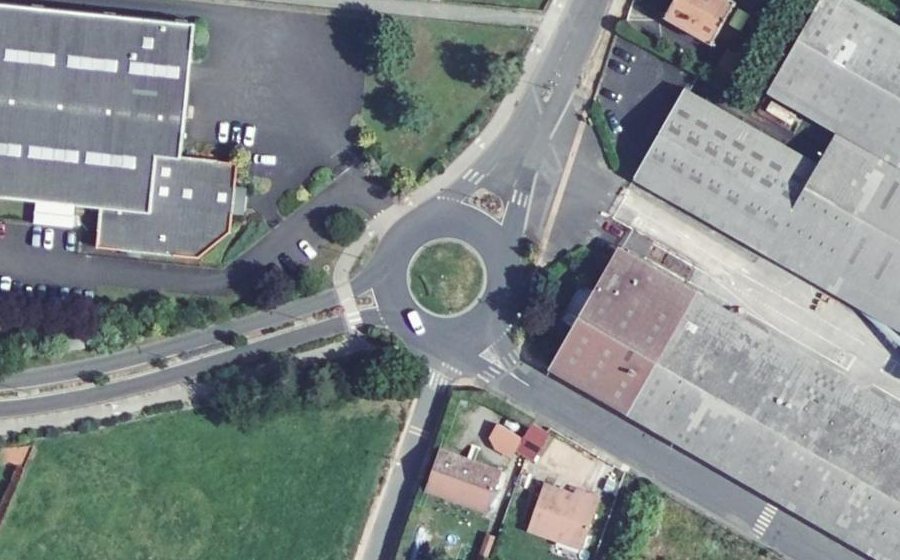 Vue aérienne du Rond-point anonyme n°80823558