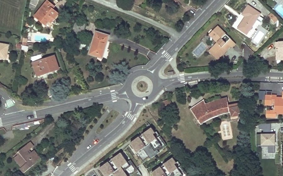 Vue aérienne du Rond-point anonyme n°808541735