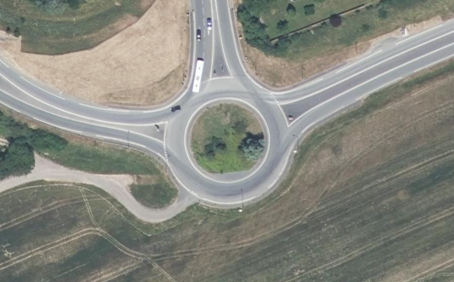 Vue aérienne du Rond-point anonyme n°80876392