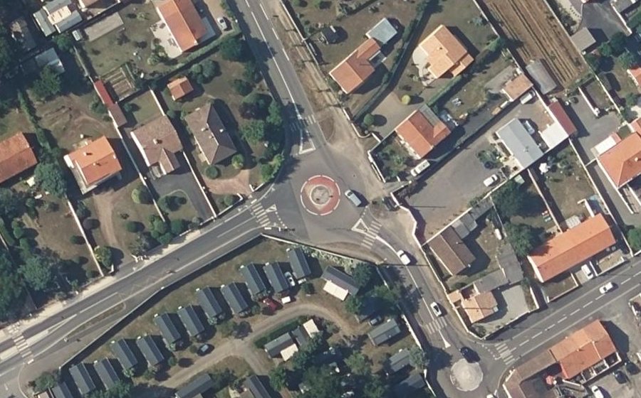 Vue aérienne du Rond-point anonyme n°808767374