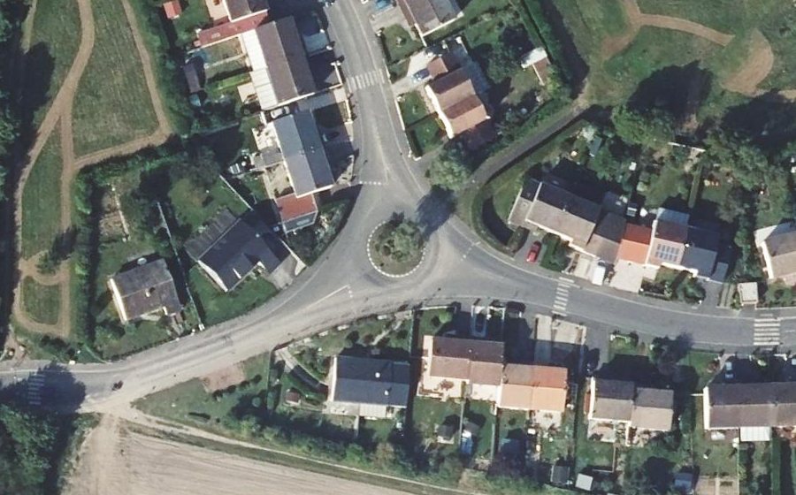 Vue aérienne du Rond-point anonyme n°80964603