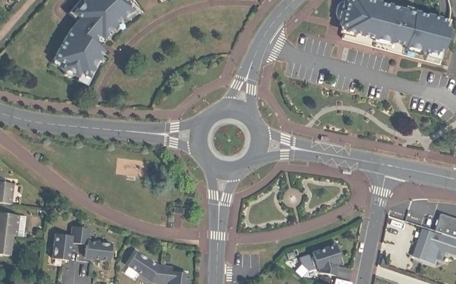 Vue aérienne du Rond-point anonyme n°80967238