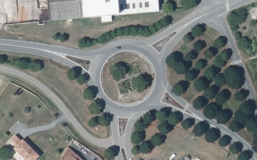 Vue aérienne du Rond-point anonyme n°80993017