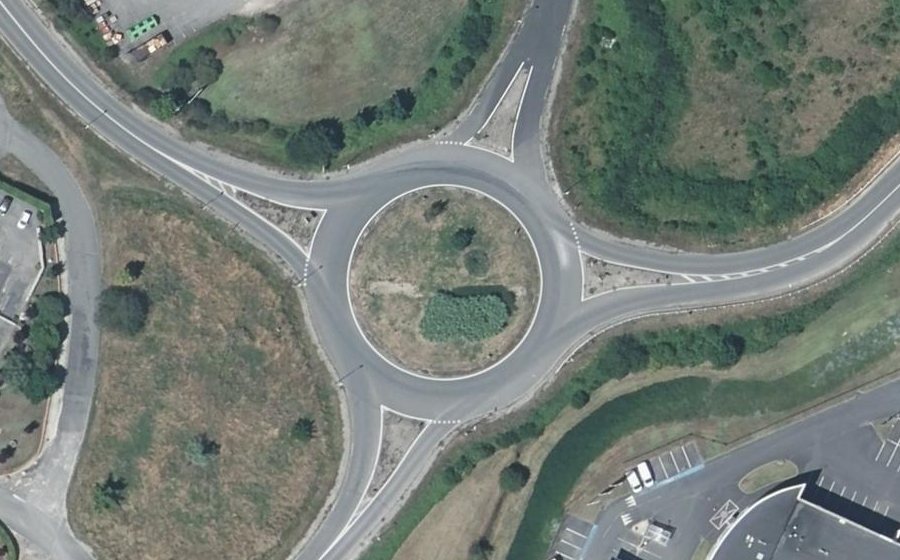 Vue aérienne du Rond-point anonyme n°80993025