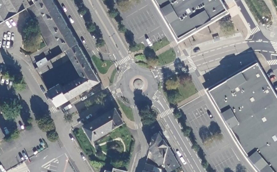 Vue aérienne du Rond-point anonyme n°80996943