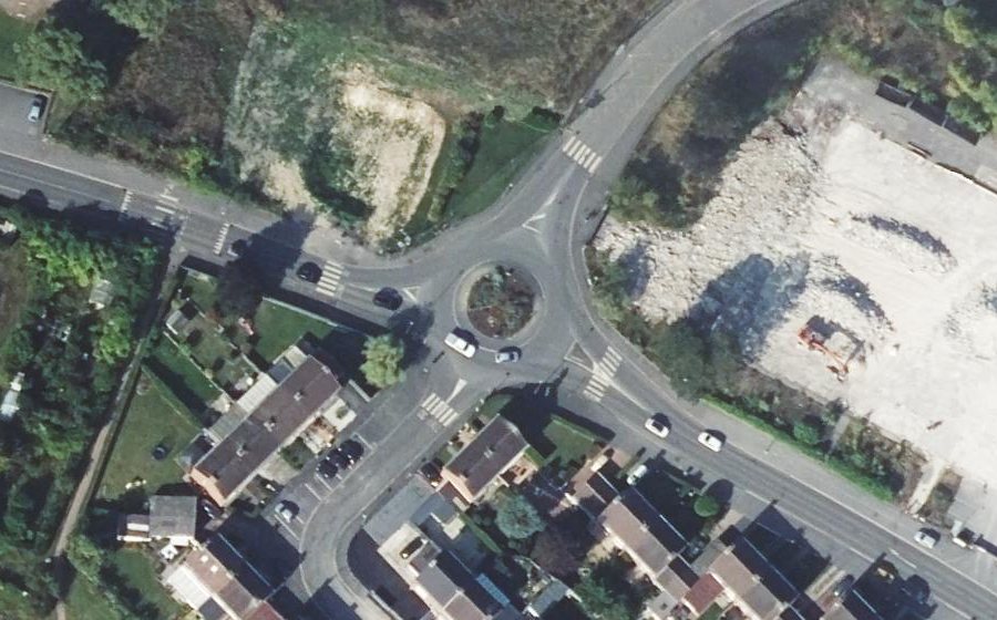 Vue aérienne du Rond-point anonyme n°80997478