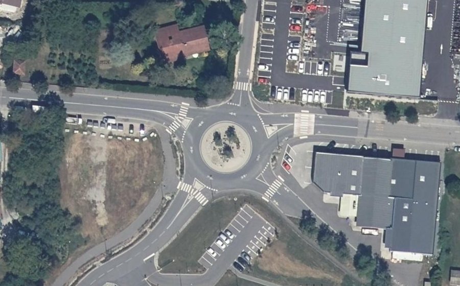 Vue aérienne du Rond-point anonyme n°810246167