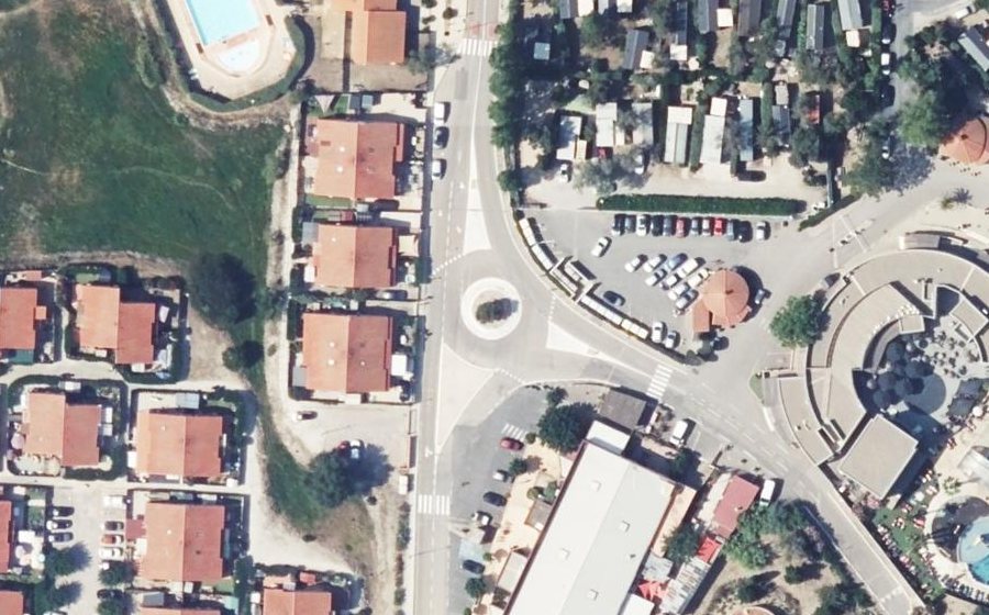 Vue aérienne du Rond-point anonyme n°810254706