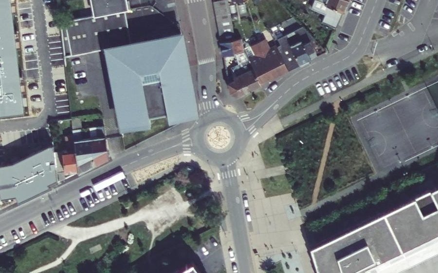 Vue aérienne du Rond-point anonyme n°81032543