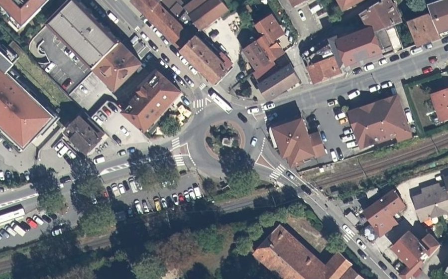 Vue aérienne du Rond-point anonyme n°8103515