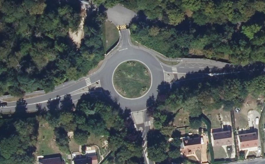 Vue aérienne du Rond-point anonyme n°81037947