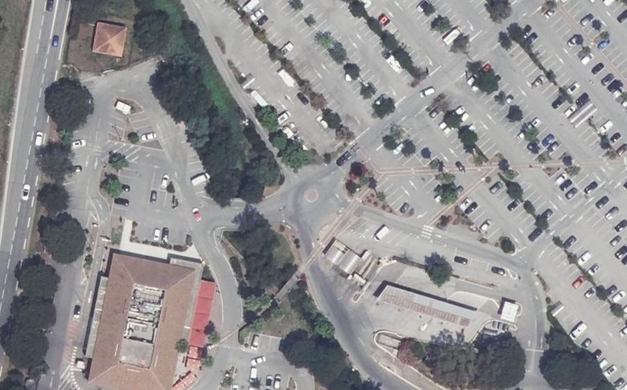 Vue aérienne du Rond-point anonyme n°81048945