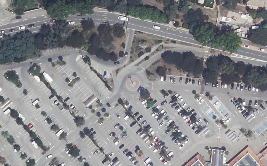 Vue aérienne du Rond-point anonyme n°81048946