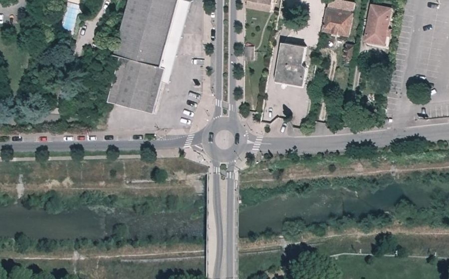 Vue aérienne du Rond-point anonyme n°810494513